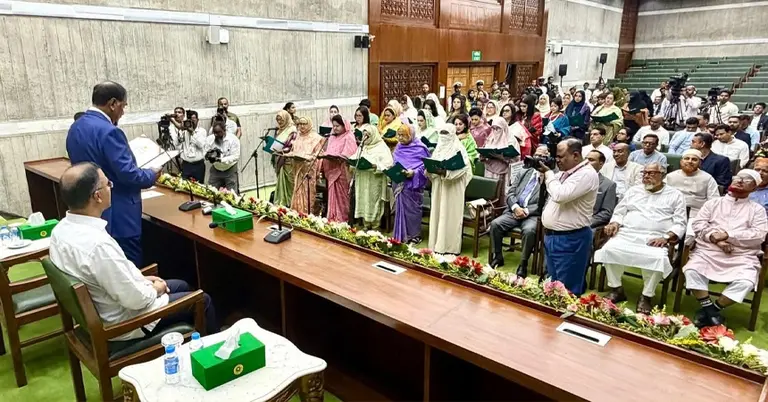 প্রধানমন্ত্রীর উপস্থিতিতে সংরক্ষিত নারী আসনের সংসদ সদস্যদের শপথ